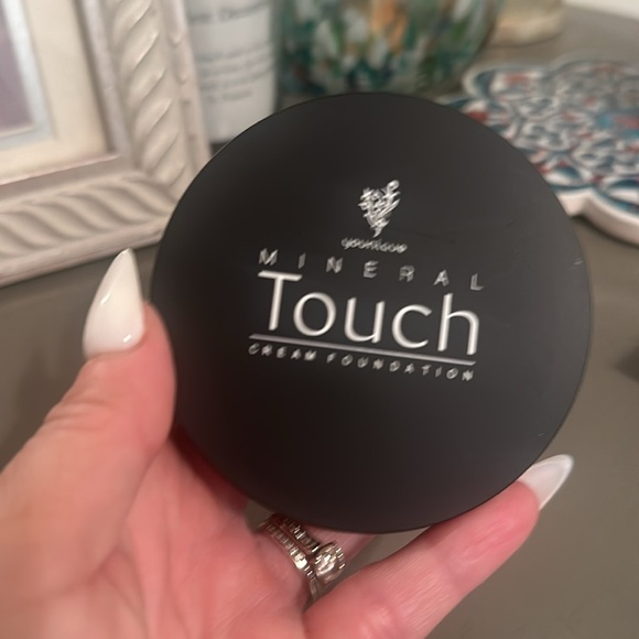 Younique foundation. - Picture 6 of 6